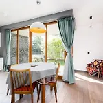 Jesionowa Homely With Garden By Bookinghost *