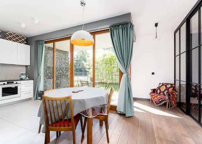 Jesionowa Homely With Garden By Bookinghost *